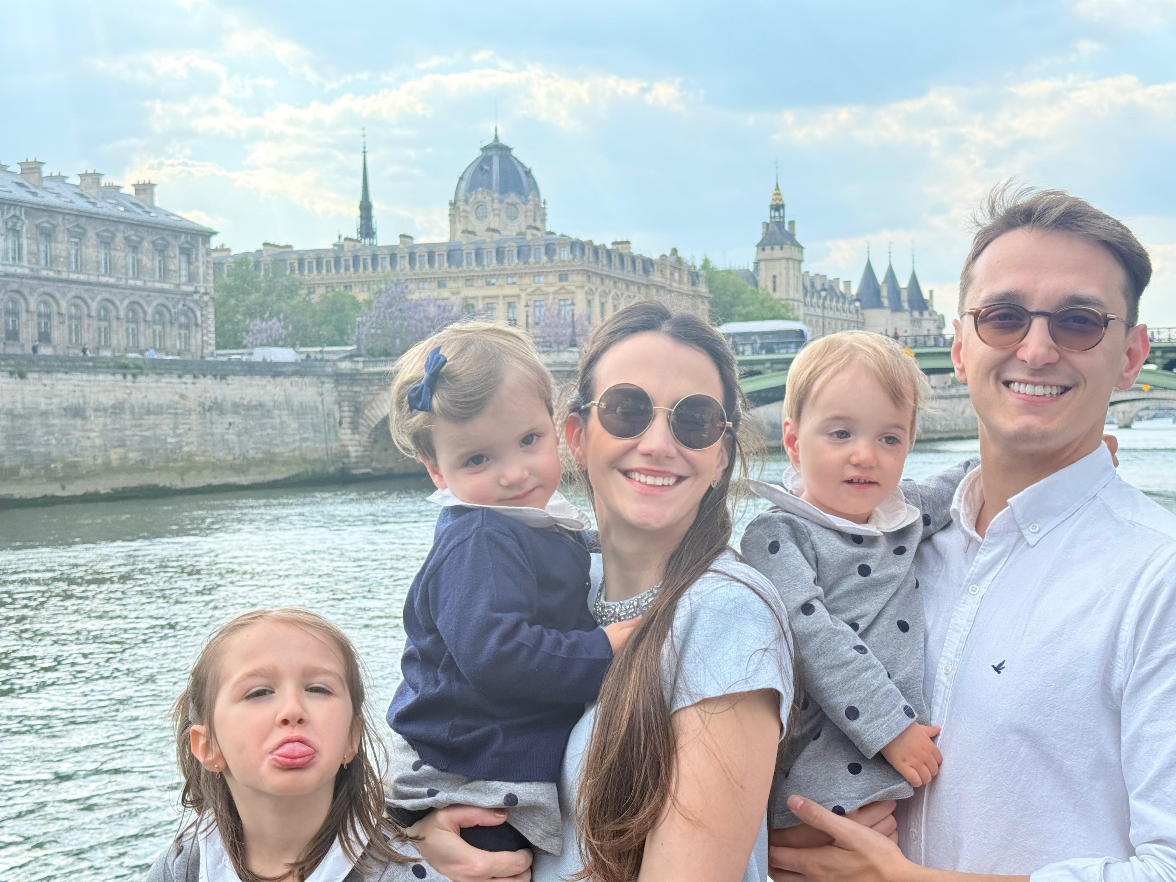 Cauê et sa famille à Paris